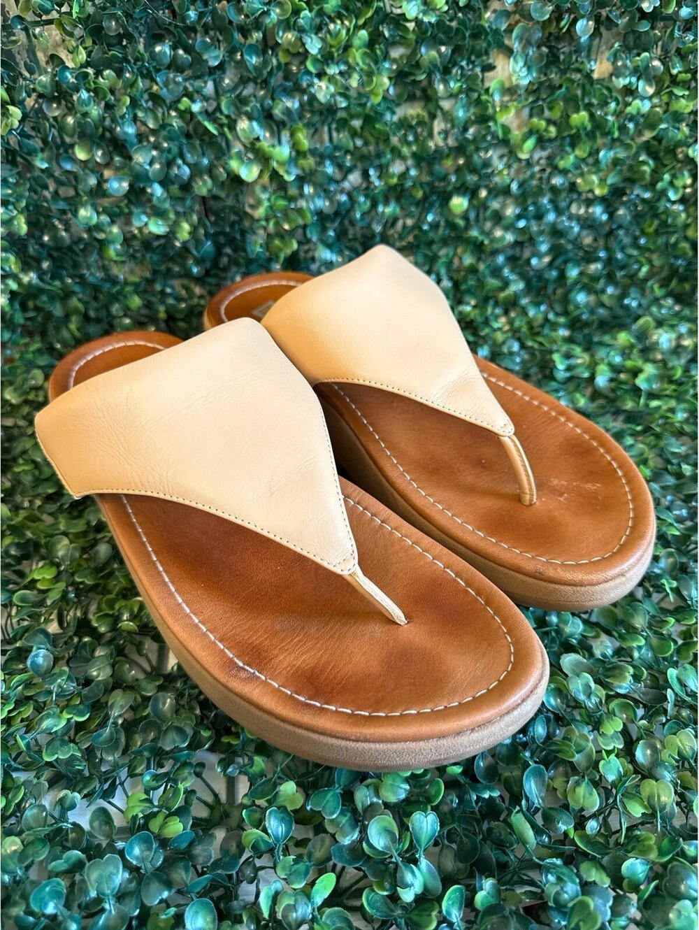Women's FitFlop Sandals Flip Flops Camel Size 11